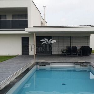 Pool mit Edelstahleinbauteilen