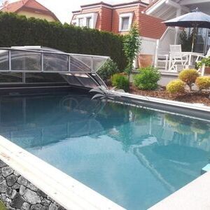 Pool mit grauer Folie