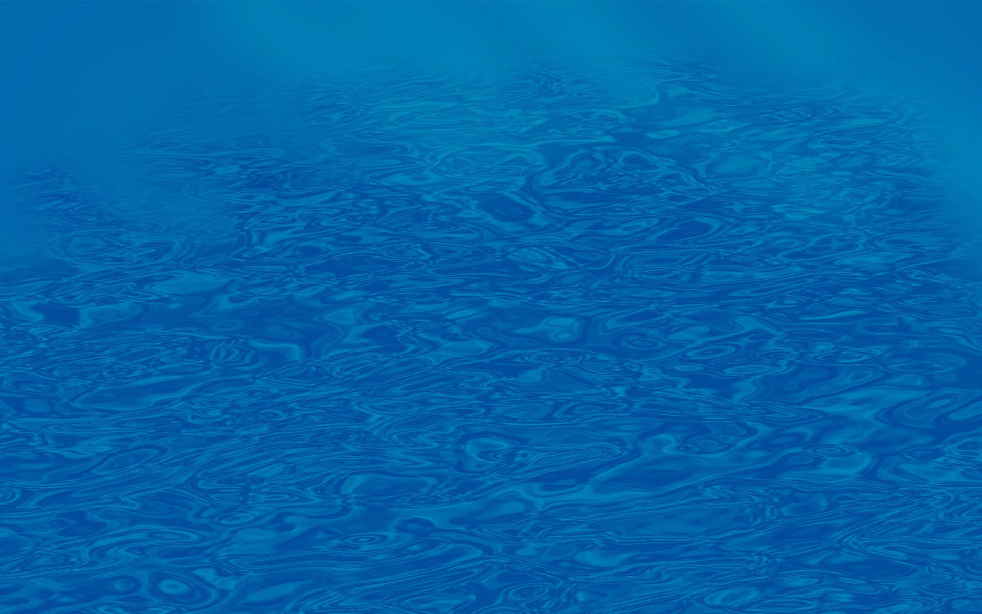 Wasseroberfläche eines Pools in kräftigem Blau mit leichten Wellenmustern
