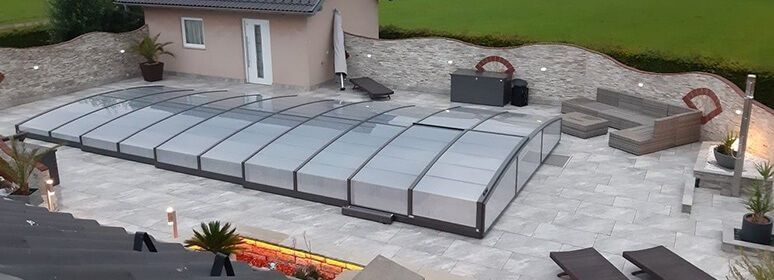 Fertig ausgekleideter Pool mit blauer Schwimmbadfolie