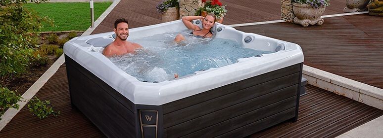 Kompakter Pool mit moderner Umrandung