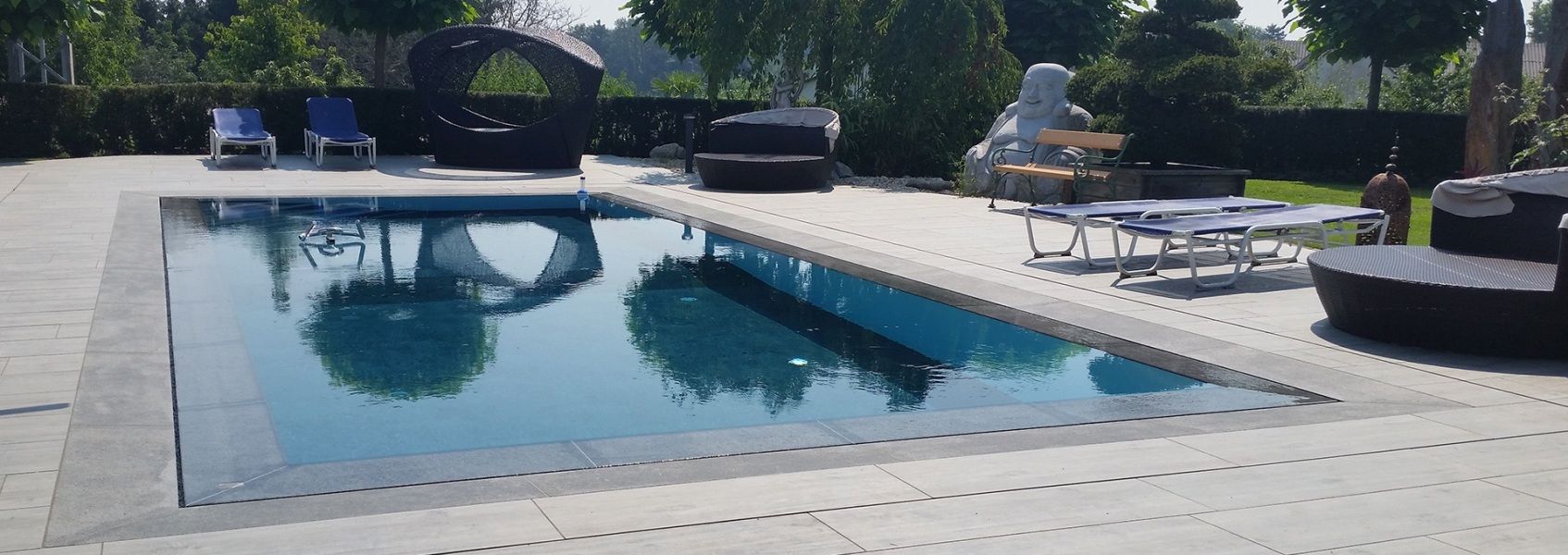 Modernes Pooldesign mit klaren Linien und Überlaufrinne