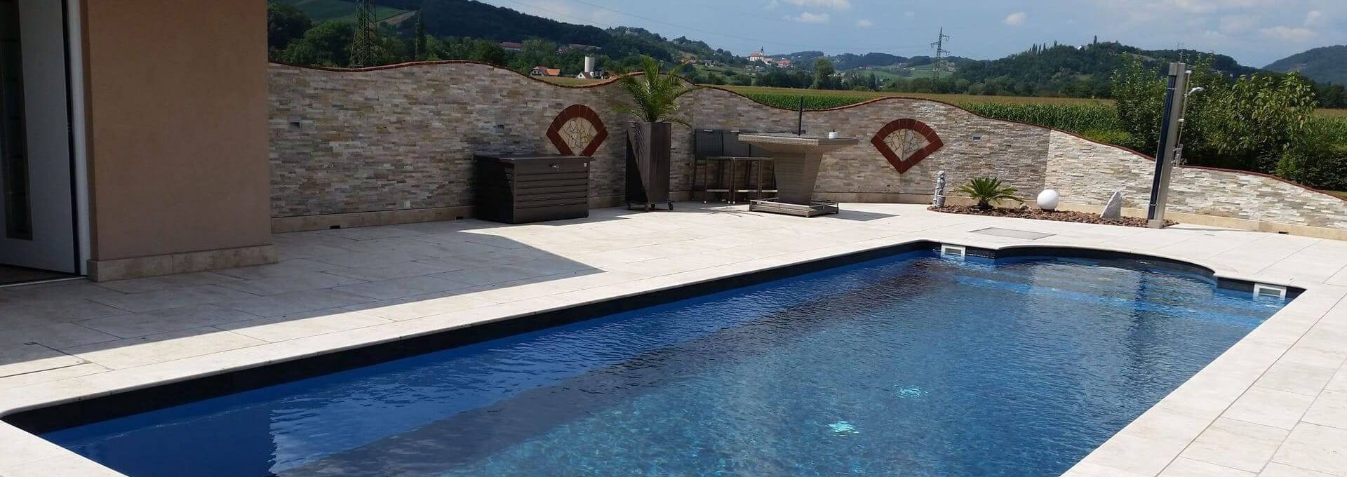 Pool im Ferienhaus mit grüner Gartenanlage
