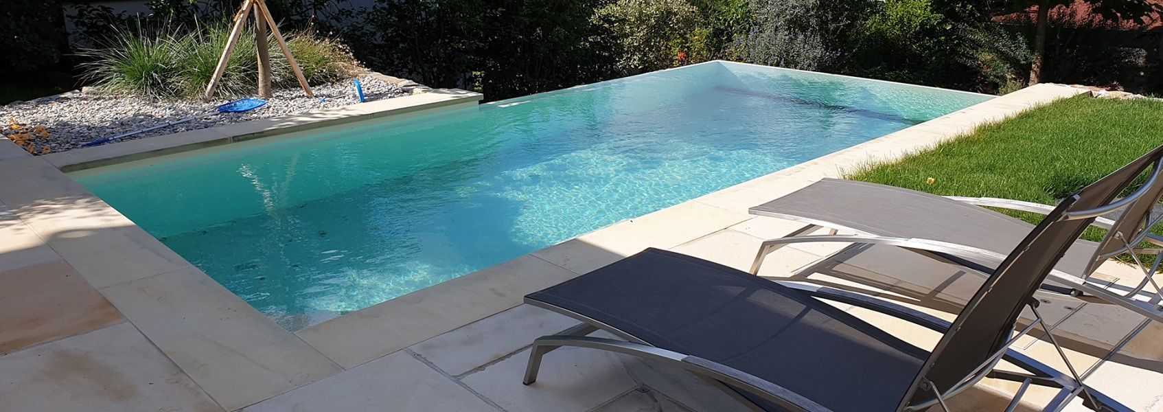 Pool eingebettet in gepflegte Gartenlandschaft
