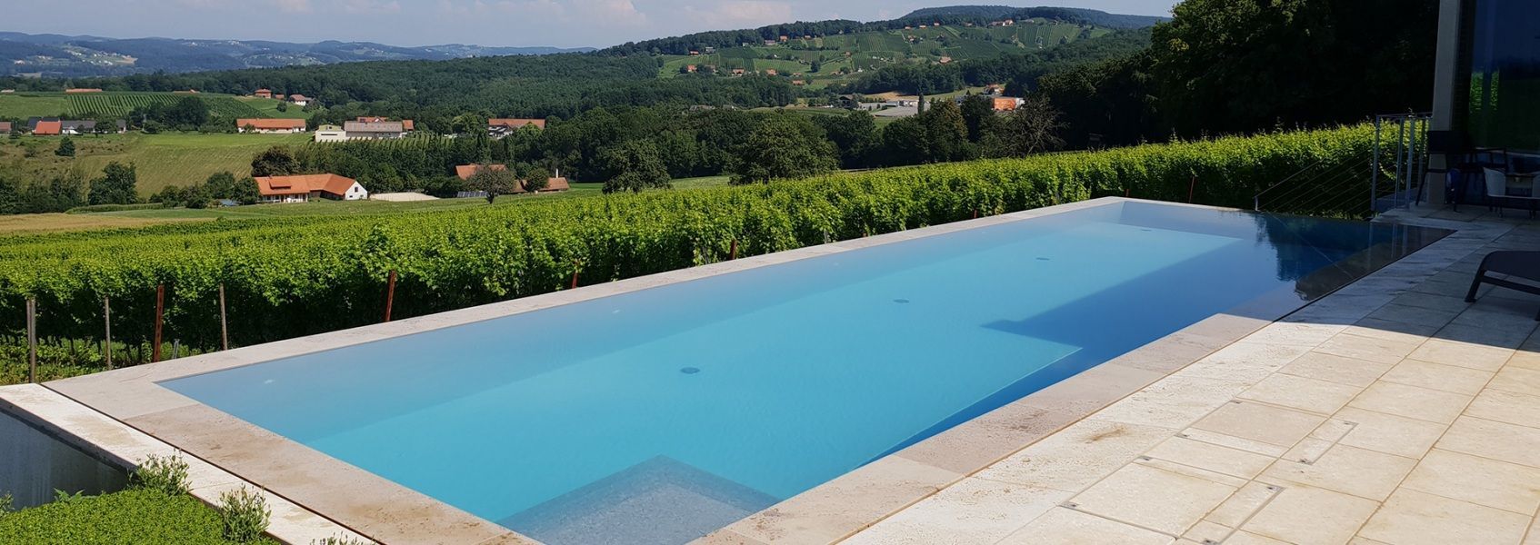 Schwimmbecken mit tiefblauem Wasser